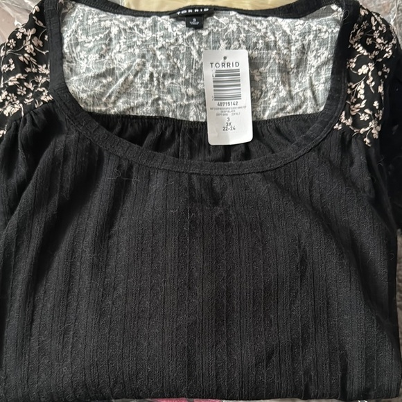 Knit Scoop Neck Ruffle Sleeve Swing Top | Color: Black/Cream - Picture 2 of 4